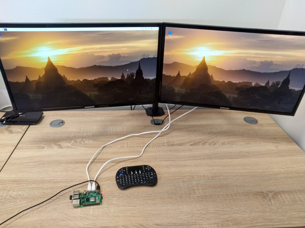 Raspberry Pi 4B i podłączone dwa monitory