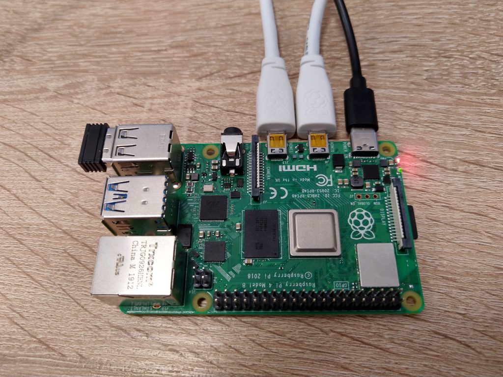 Raspberry Pi 4B podłączone dwa przewody microHDMI
