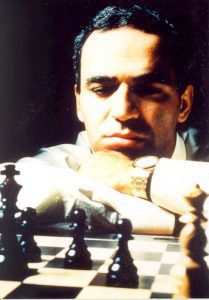 Garry Kasparov nad szachownicą - gra w szachy