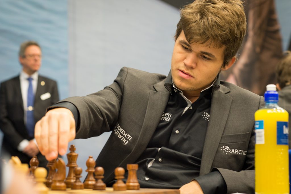 Magnus Carlsen grający w szachy