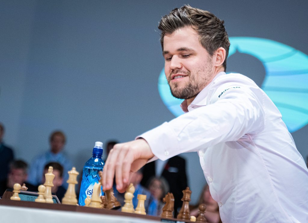 Magnus Carlsen grający w szachy