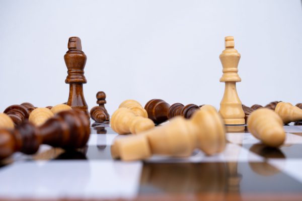 Figury szachowe na szachownicy