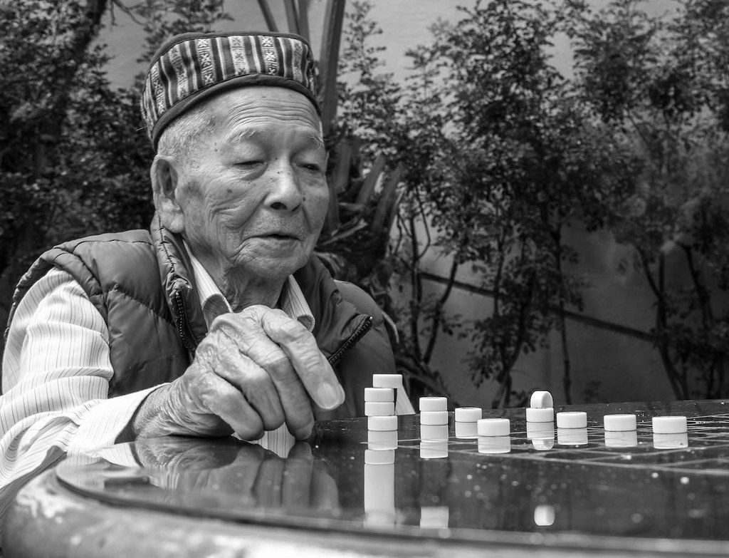 Mężczyzna grający w szachy xiangqi