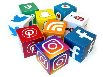 Ikony social media w postaci kostek sześciennych, Facebook, Instagram, YouTube, Pinterest, Snapchat, Twitter