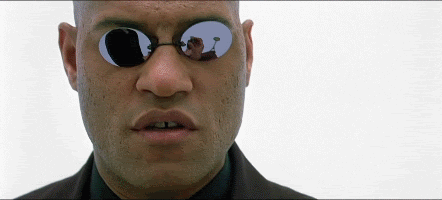 Morfeusz pokazujący baterię Neo - kadr z filmu Matrix