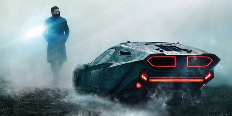 Ryan Gosling i samochód - kadr z filmu Blade Runner 2049