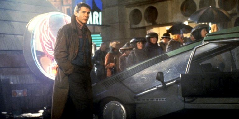 Harrison Ford na tle neonu Atari - kadr z filmu Łowca Androidów
