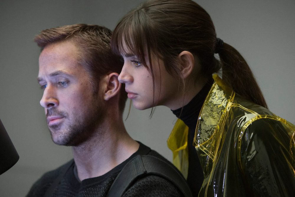 Ryan Gosling i Ana de Armas - kadr z filmu Blade Runner 2049