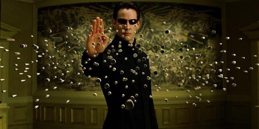 Keanu Reeves jako Neo zatrzymujący pociski - kadr z filmu Matrix
