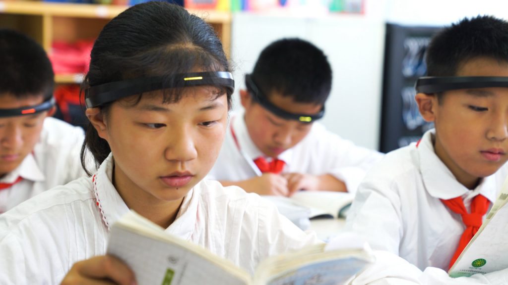 Opaska sprawdzająca skupienie w chińskiej szkole
