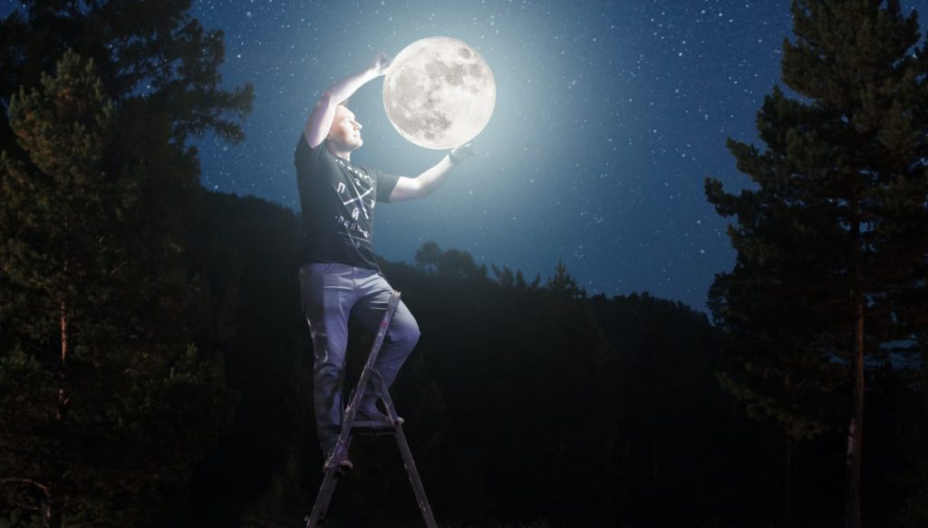Człowiek trzymający księżyc