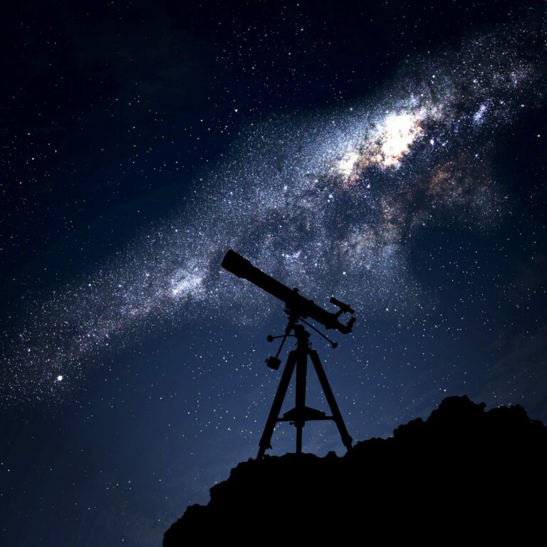 Teleskop na tle gwieździstej nocy