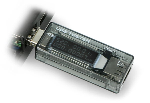 Tester wyposażony w ekran LCD.