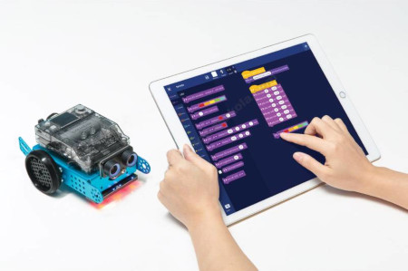mBot2 można programować za pomocą edytora graficznego Scratch.
