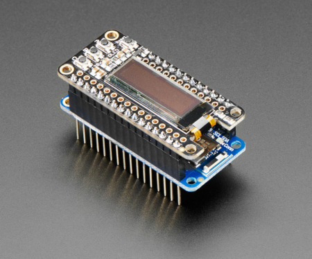 Przykład połączenia Feather nRF52840 z wyświetlaczem za pomocą górnych wyprowadzeń. Wyświetlacz nie jest częścią zestawu - można go nabyć osobno.