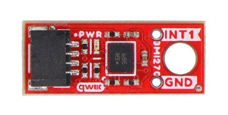 Czerwona mikro płytka sparkfun z akcelerometrem i żyroskopem leży na białym tle.
