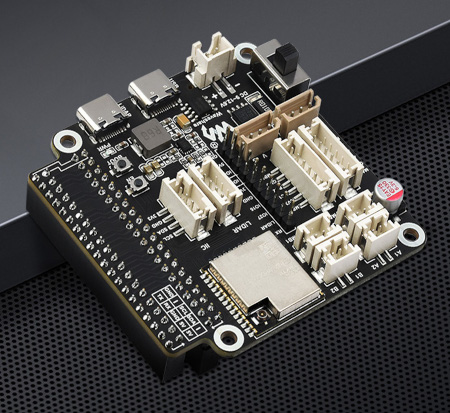 UGV02 posiada wbudowany sterownik robota z układem ESP32