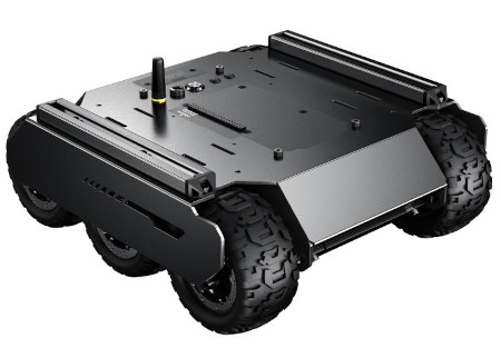 Robot posiada 6 kół z gumowymi oponami, z czego 4 z nich posiadają napęd