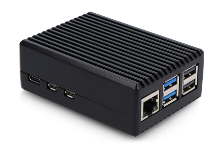 Czarna obudowa z aluminium do raspberry pi 5 leży na białym tle.