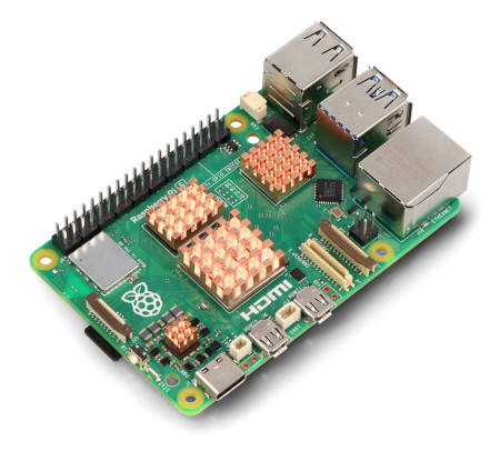 Raspberry pi 5 z przyłączonymi złotymi radiatorami.