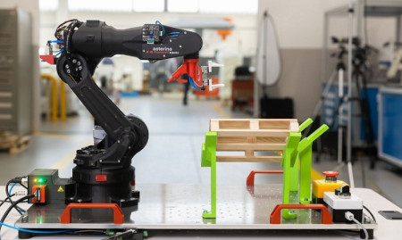 Ramię robota służy do edukacji uczniów technicznych szkół ponadpodstawowych i studentów kierunków automatyka, robotyka czy