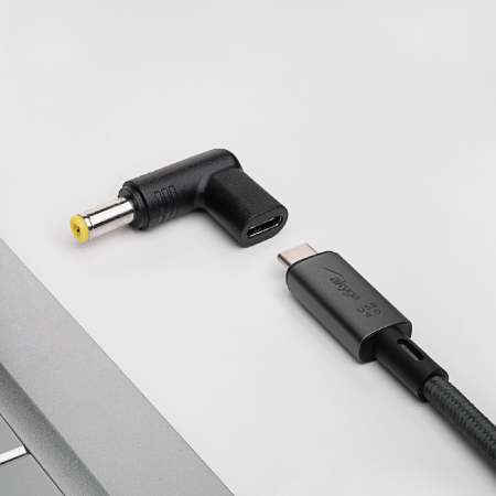 Adapter Akyga AK-ND-C01 to wygodne rozwiązanie umożliwiające ładowanie laptopów wyposażonych w złącze 5,5 x 2,5 mm za pomocą