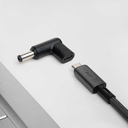 Adapter Akyga AK-ND-C02 to wygodne rozwiązanie umożliwiające ładowanie laptopów wyposażonych w złącze 5,5 x 2,1 mm za pomocą