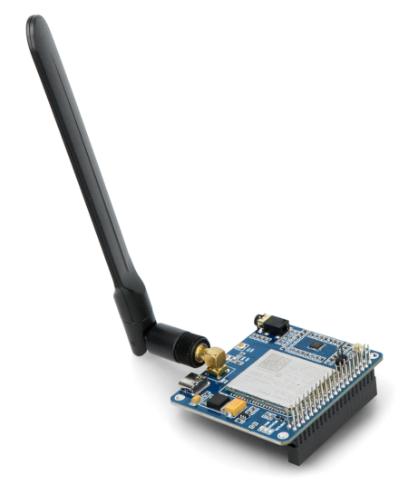 Nakładka do Raspberry Pi z podłączoną anteną leży na białym tle.