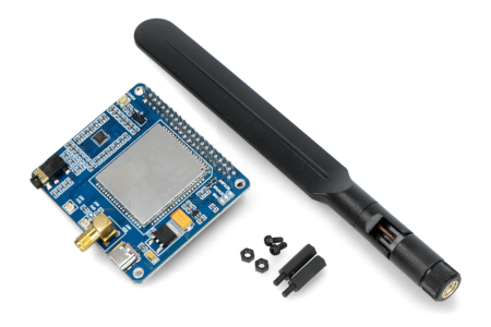 Nakładka do Raspberry Pi wraz z anteną i elementami montażowymi leżą na białym tle.