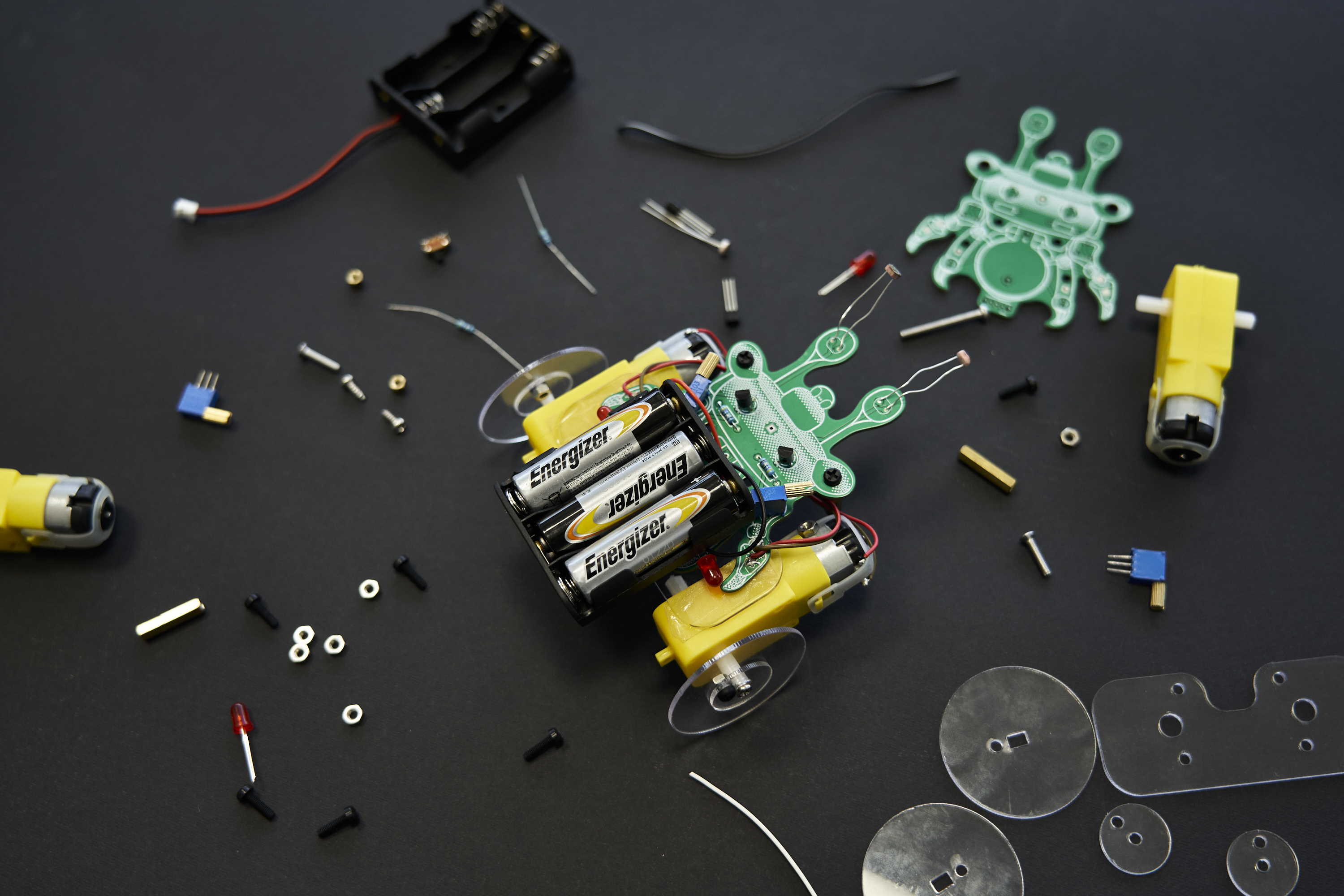 Robot edukacyjny porusza się za pomocą dwóch małych silników