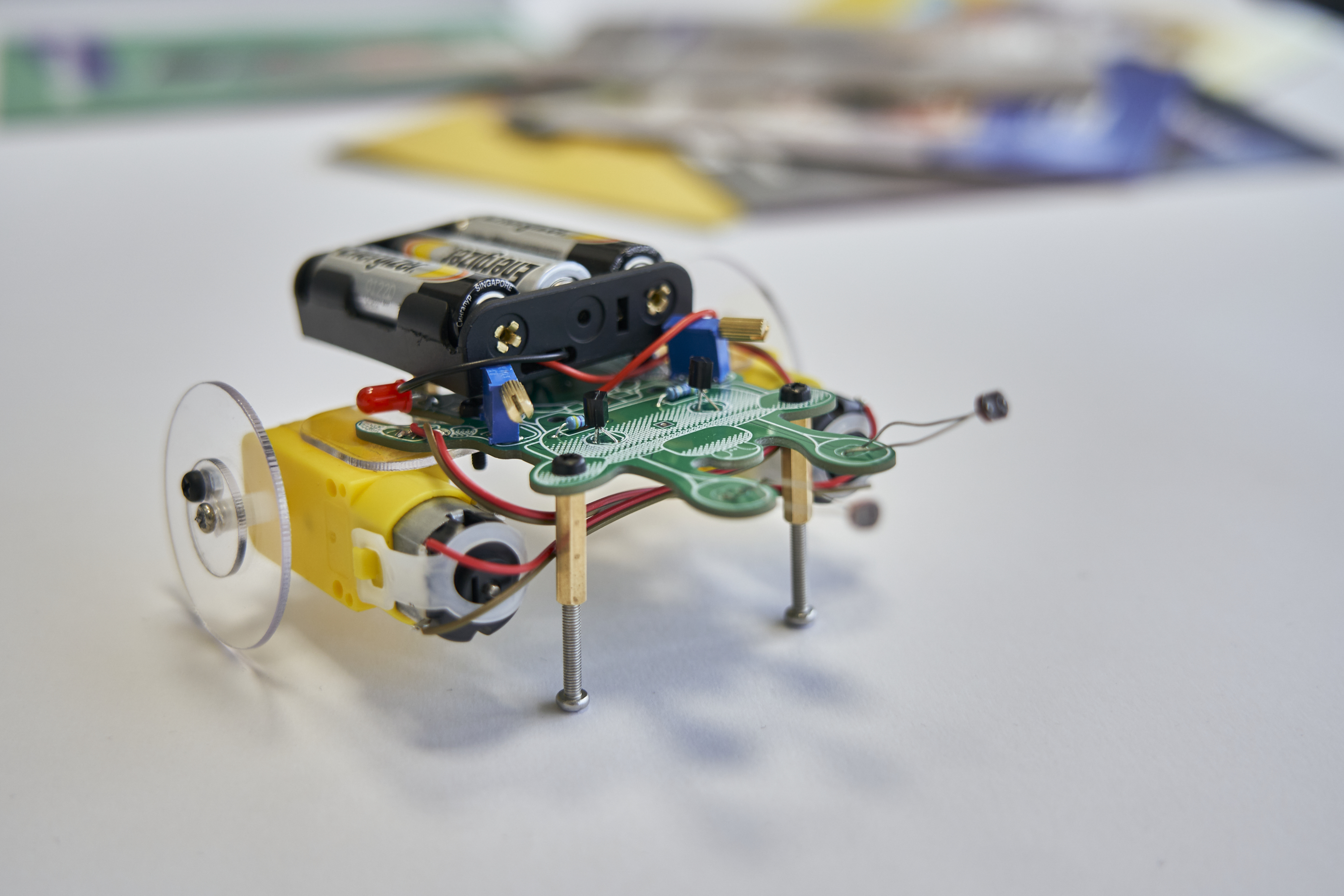 Robot edukacyjny reaguje na światło za pomocą fotorezystorów