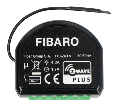 Sterownik rolet Fibaro w czarnej obudowie leży na białym tle.