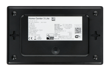 Spód centralki Fibaro Home Center 3 Lite leży na białym tle.