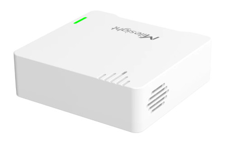 Biały czujnik poziomu dźwięku lorawan leży obrócony na białym tle.