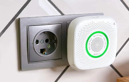 Urządzenie integruje się z popularnymi systemami Smart Home, takimi jak Google Assistant i Amazon Alexa, a także obsługuje