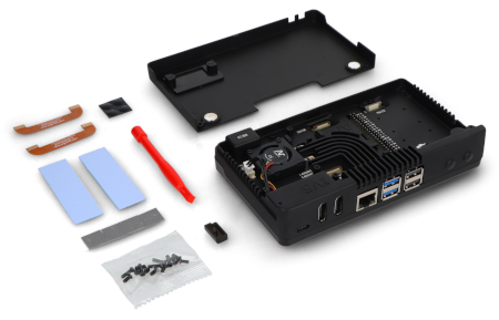 Obudowa obsługuje również dwa porty HDMI, co pozwala podłączyć dwa monitory i wygodnie korzystać z Raspberry Pi 5